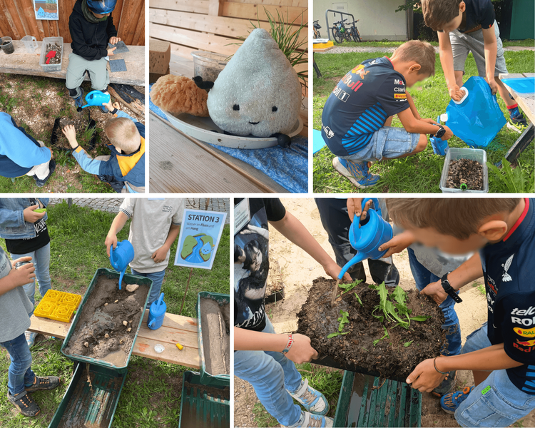 Die Collage zeigt Kinder bei einer Natur- und Umweltaktion rund um Wasser, Erde und Pflanzen. Oben links: Mehrere Kinder arbeiten draußen an einer kleinen Pflanzstelle. Sie geben mit einer blauen Gießkanne Wasser in die Erde und untersuchen die Pflanzen. Auf einer Bank stehen Behälter mit Erde und Naturmaterialien. Oben Mitte: Ein niedliches, tropfenförmiges Stofftier sitzt in einer Schale. Es stellt vermutlich eine Wassertropfen-Figur dar und gehört zur Lernaktion.
Oben rechts: Zwei Kinder befüllen einen großen blauen Wasserbehälter. Sie arbeiten gemeinsam und verwenden Gießkannen. Daneben stehen Behälter mit Erde und kleinen Naturmaterialien.
Unten links: An einer Station arbeiten Kinder mit Wasser und Erde. Auf einem Schild steht „STATION 3 – Wasser in Fluss und am Hang“. In mehreren Behältern wird gezeigt, wie Wasser durch unterschiedliche Böden fließt. Die Kinder gießen Wasser in eine mit Erde gefüllte Wanne.
Unten rechts: Mehrere Kinder tragen gemeinsam eine große Schale mit Erde und Pflanzen. Ein Kind gießt Wasser auf die frisch eingesetzten Pflanzen. Die Kinder helfen sich gegenseitig.
Gesamteindruck:
Die Bilder zeigen eine spielerische Umwelt- und Bildungsaktion für Kinder. Dabei lernen die Kinder praktisch, wie Wasser, Erde, Pflanzen und natürliche Lebensräume zusammenhängen. Sie experimentieren, pflanzen, gießen und arbeiten gemeinsam.